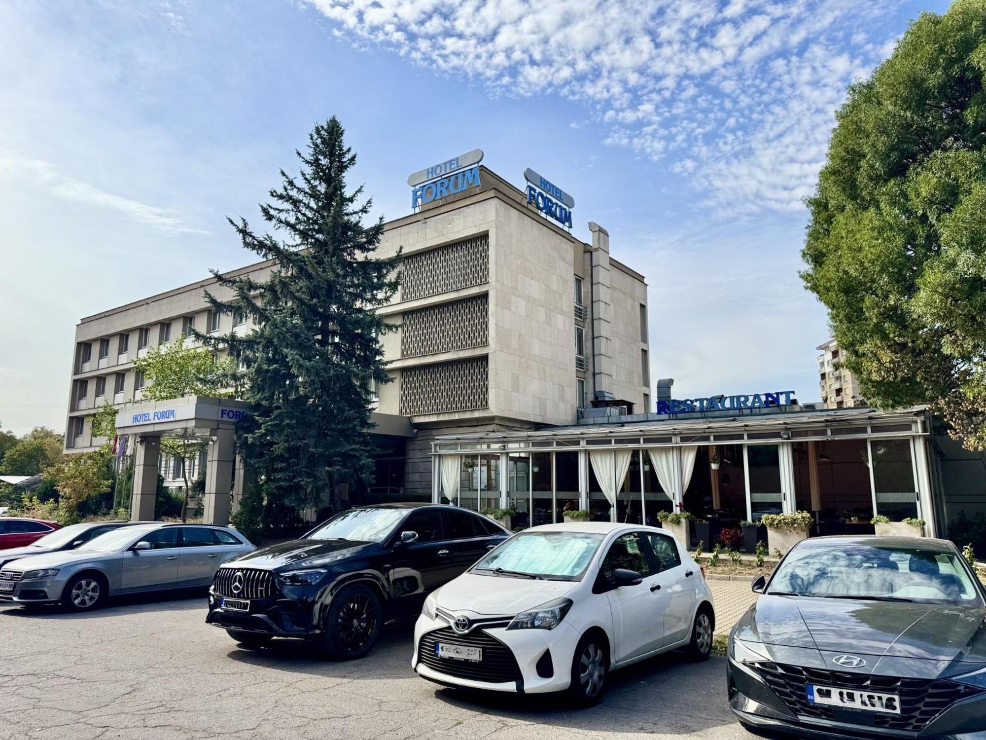 Hotel Forum - Free Parking For Cars