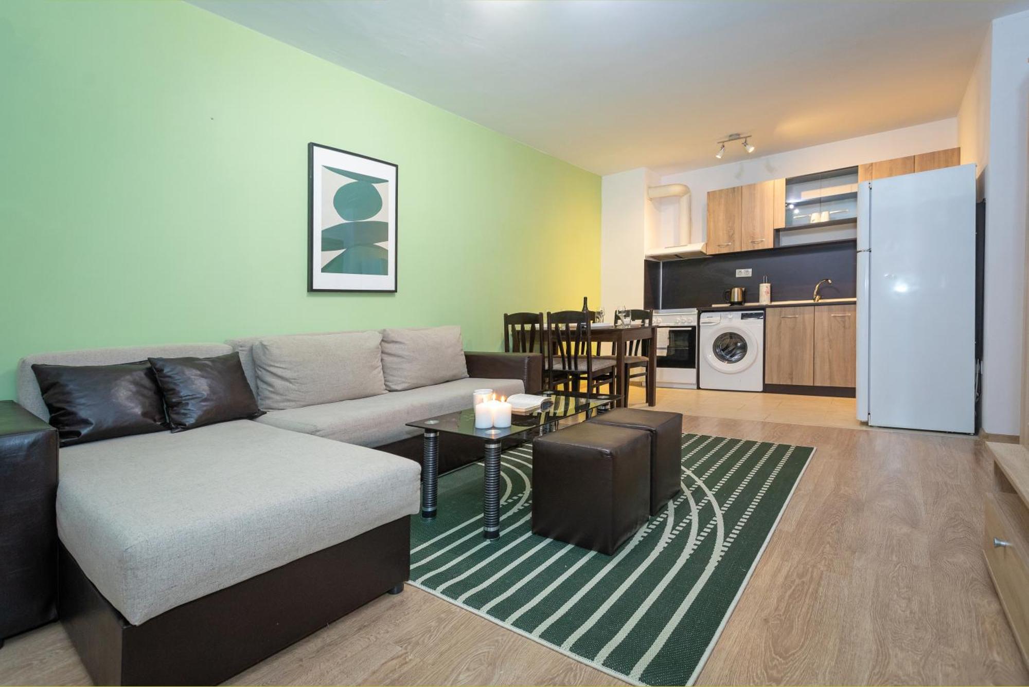 Modern And Bright Apartments Near Center - Free Parking