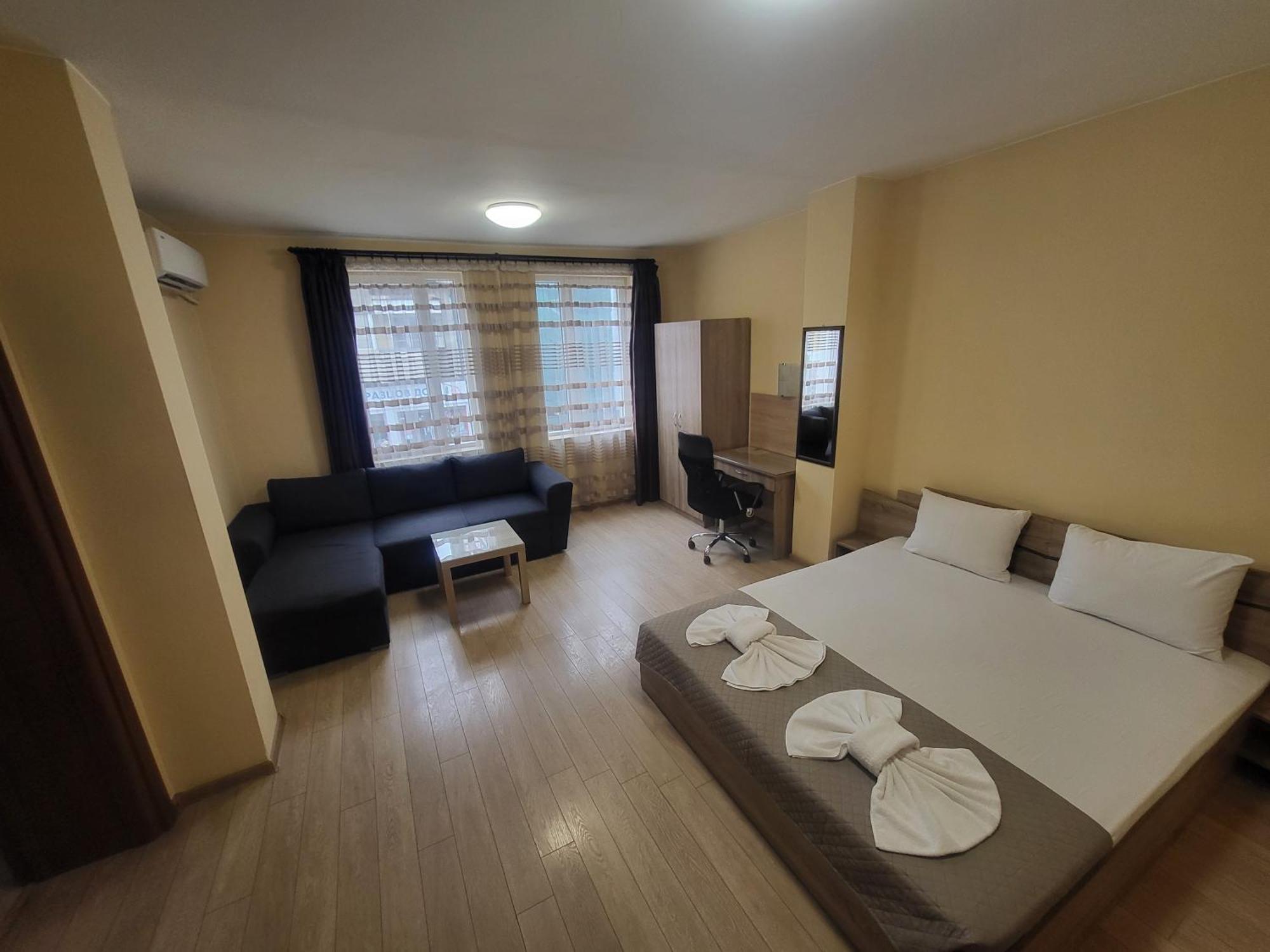 Twain Apart&Rooms